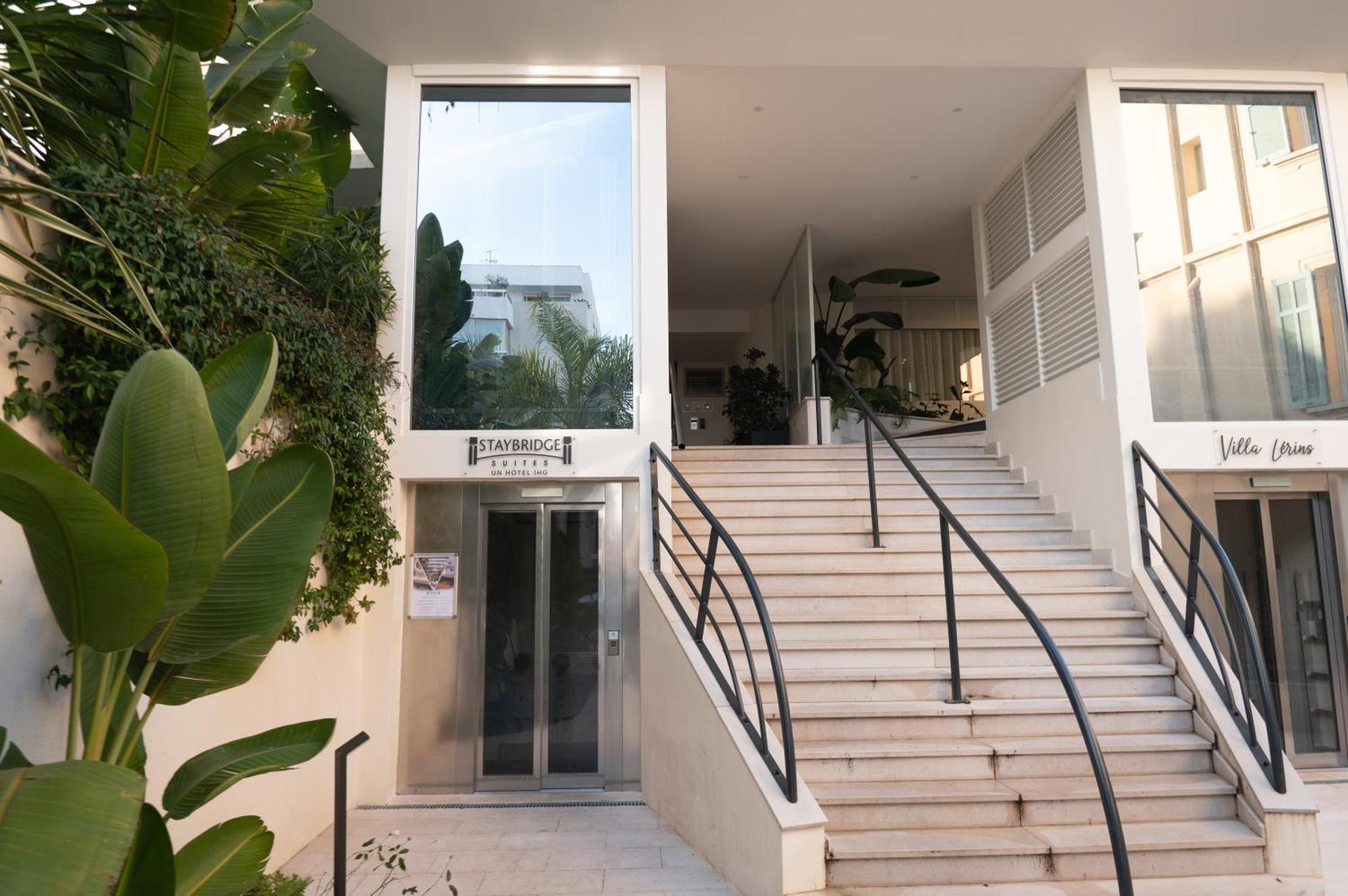 Apartment 2-bedroom Luxurious With Balcony And Parking