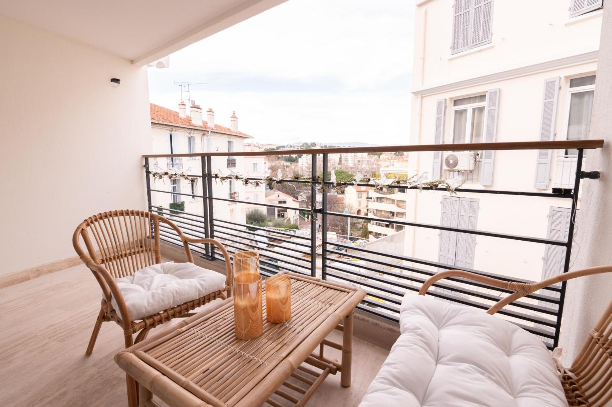Apartment 2-bedroom Luxurious With Balcony And Parking *